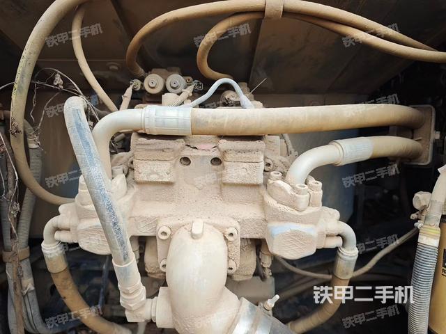 液压泵舱室正面整体（整机外观）