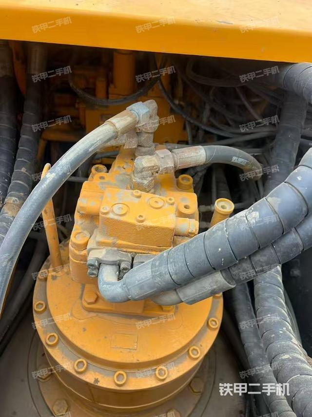 回轉(zhuǎn)馬達(dá)和主控閥（整機(jī)外觀）