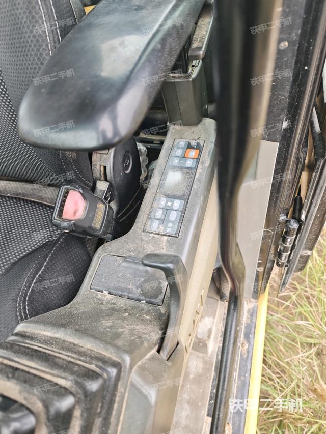 座椅左侧控制台/音响/含左手柄（驾驶室部分）