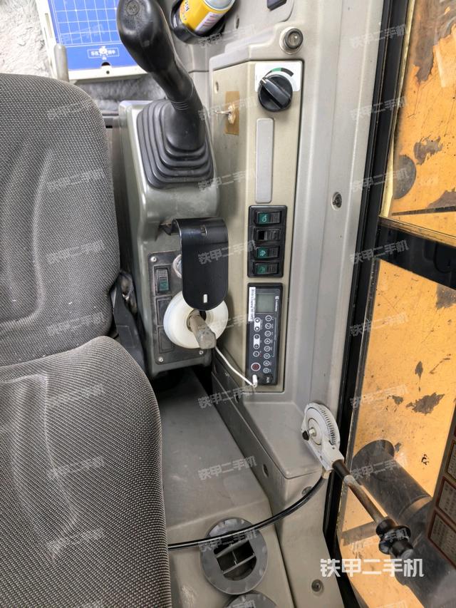 座椅右侧控制台/钥匙门/油门/含右手柄（驾驶室部分）