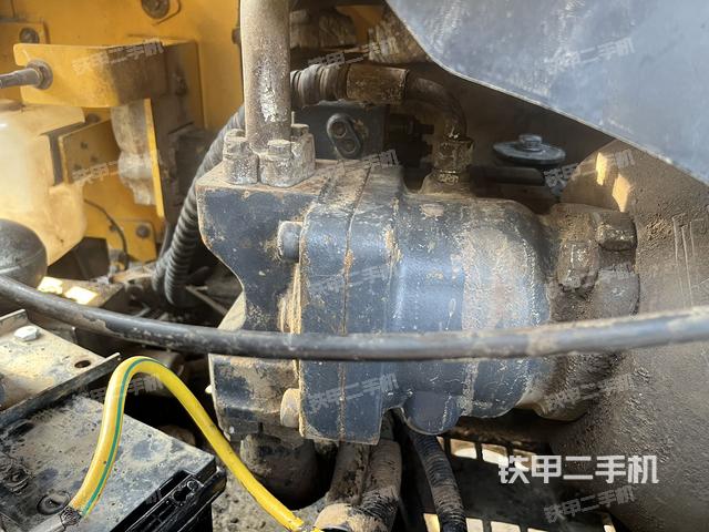 液压泵舱室正面整体（整机外观）