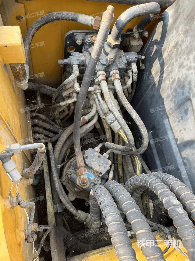 回转马达和主控阀（整机外观）