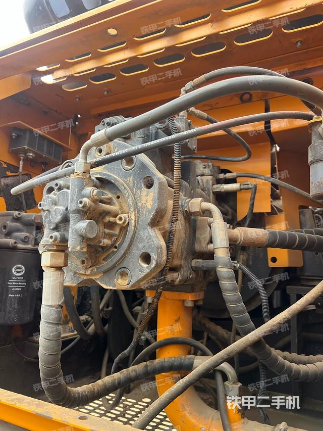 液壓泵艙室正面整體（整機(jī)外觀）