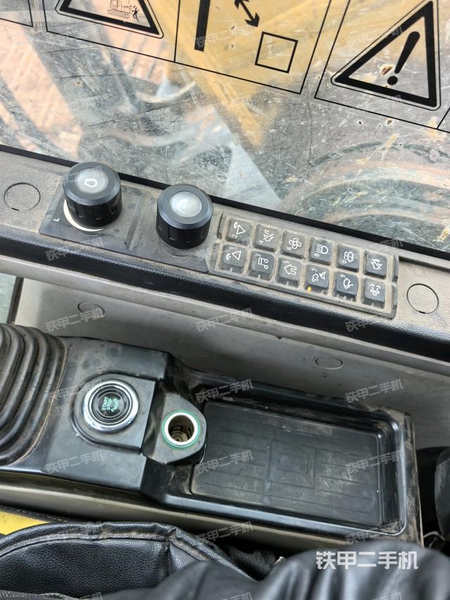 座椅右侧控制台/钥匙门/油门/含右手柄（驾驶室部分）