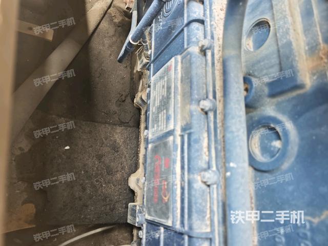 發(fā)動機右側(cè)全景（推土機發(fā)動機艙）