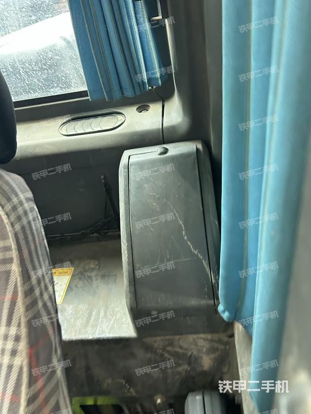 座椅左侧控制台/音响/含左手柄（驾驶室部分）