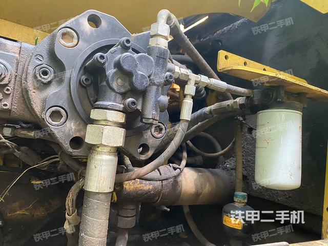 液压泵舱室正面整体（整机外观）