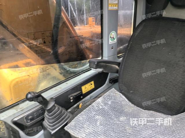 行走控制手柄和踏板 俯拍（驾驶室部分）