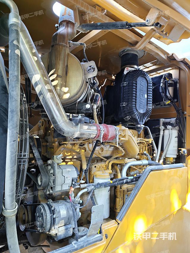 發(fā)動(dòng)機(jī)右側(cè)（整機(jī)外觀及大件）