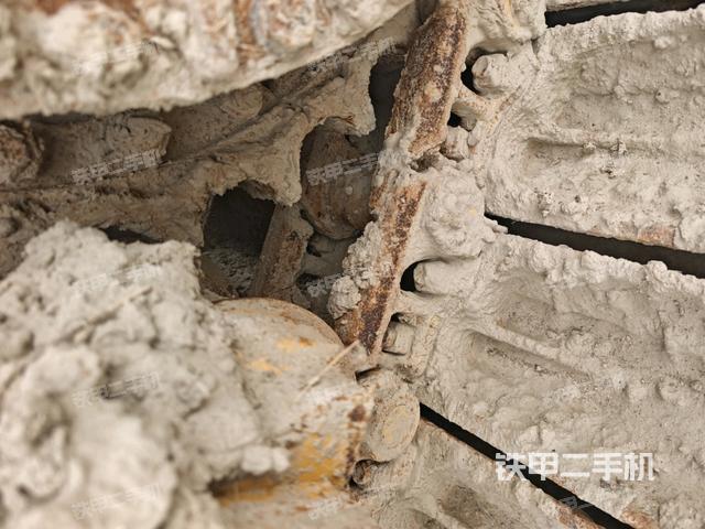 左側(cè)履帶全景（推土機底盤及工作裝置）