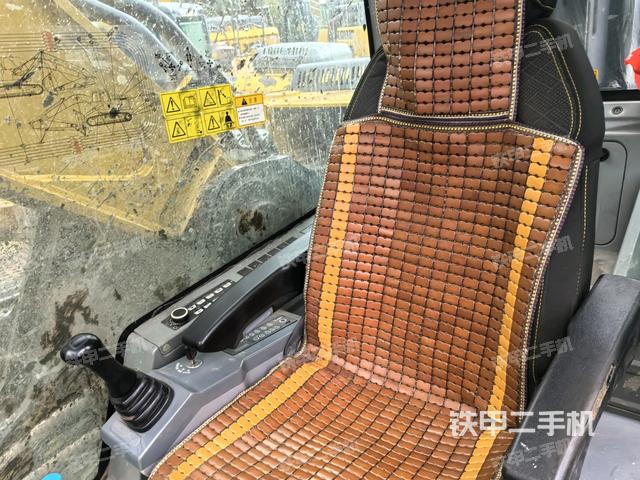 行走控制手柄和踏板?俯拍（駕駛室部分）