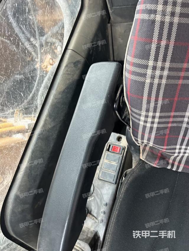 行走控制手柄和踏板 俯拍（驾驶室部分）