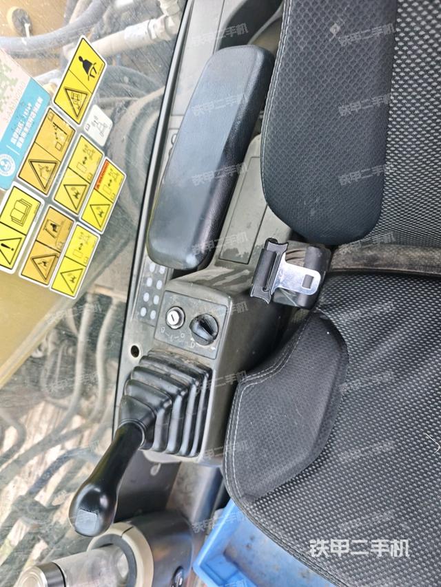 行走控制手柄和踏板 俯拍（驾驶室部分）