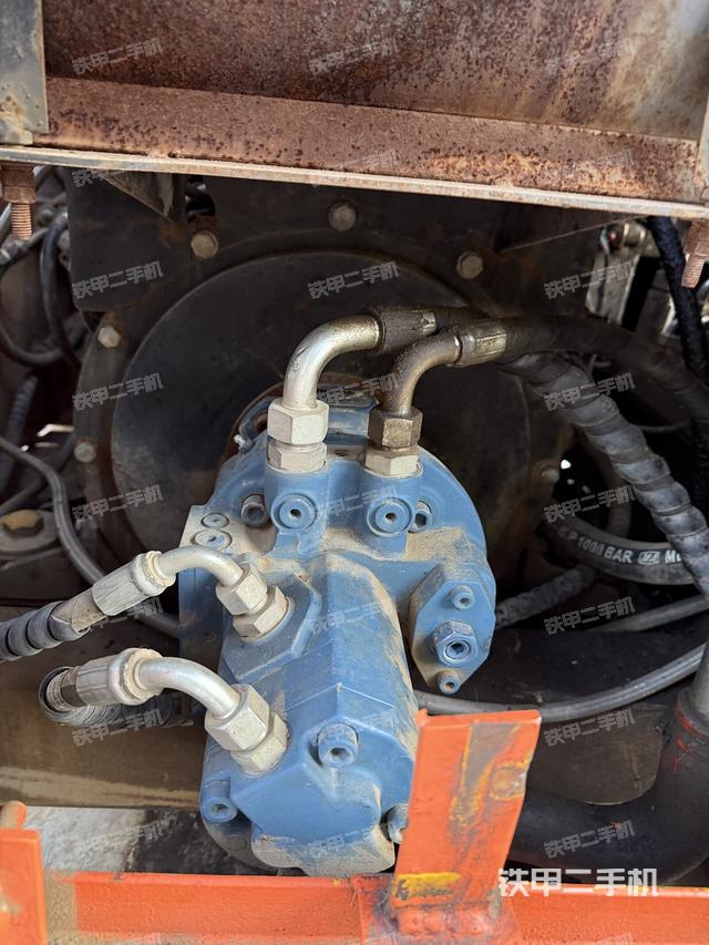 液压泵舱室正面整体（整机外观）