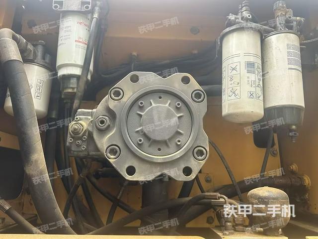 液壓泵艙室正面整體（整機外觀）