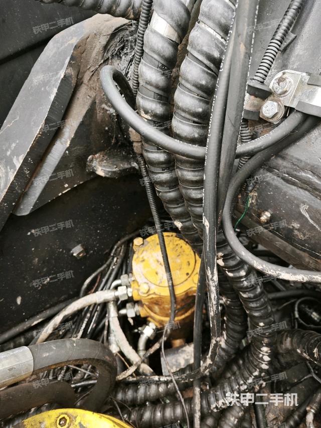 中央回轉(zhuǎn)接頭特寫(xiě)（上車(chē)部件）