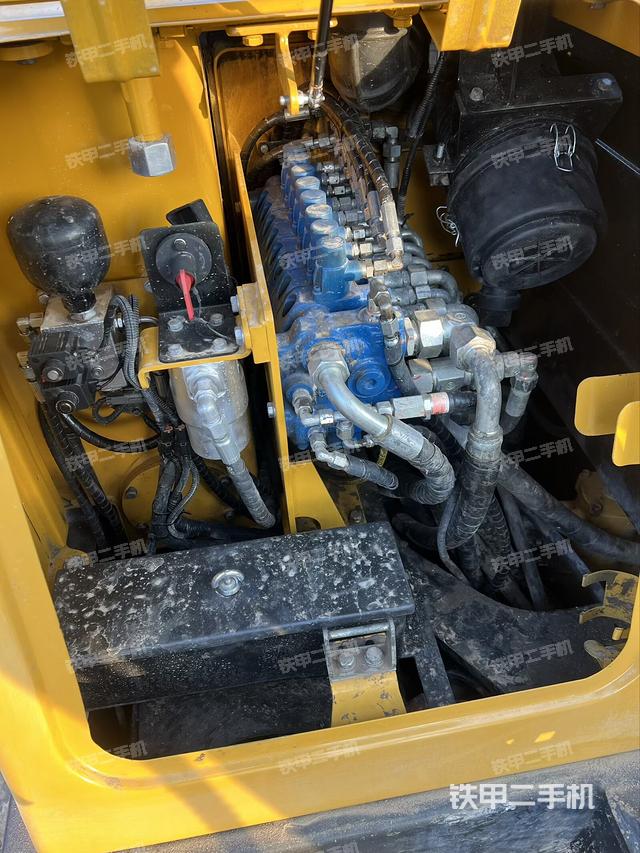 回转马达和主控阀（整机外观）