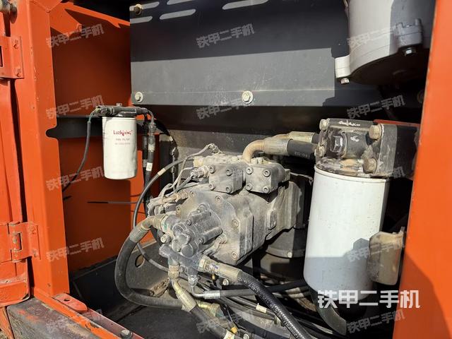 液压泵舱室正面整体（整机外观）