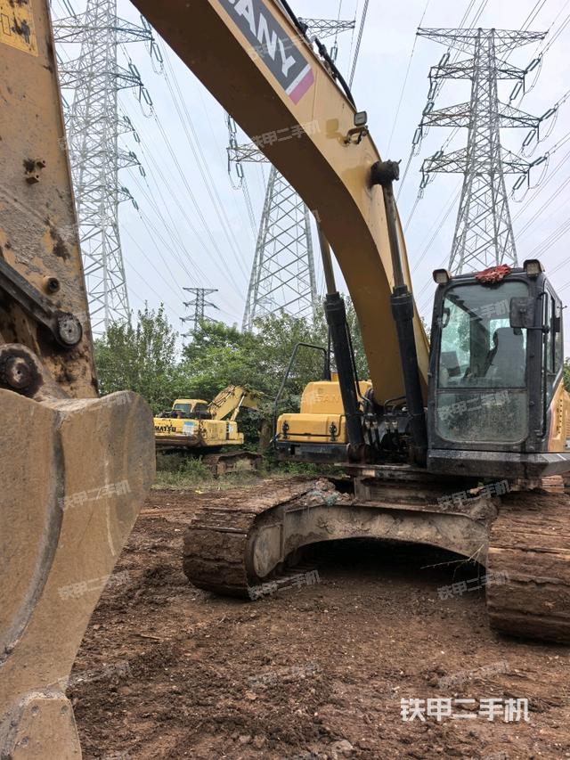 大臂油缸整体 竖拍（工作和回转装置）