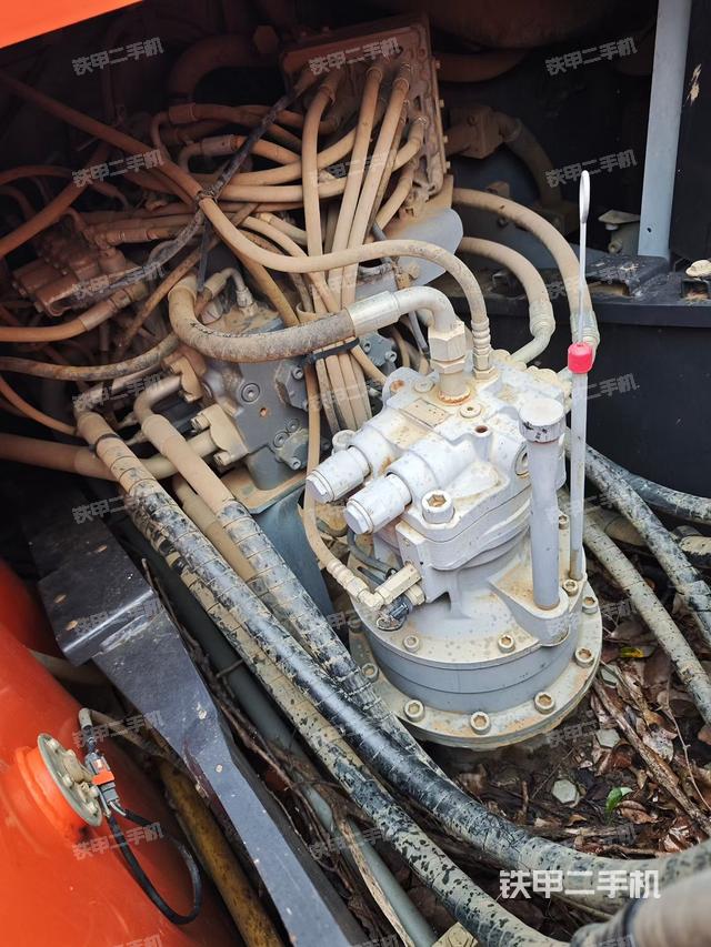 回转马达和主控阀（整机外观）