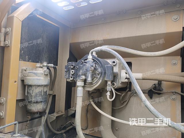 液压泵舱室正面整体（整机外观）