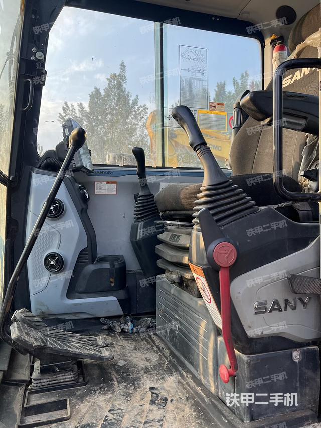 驾驶室顶部（整机外观）