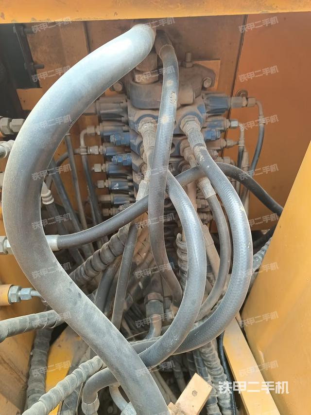 回轉(zhuǎn)馬達(dá)和主控閥（整機(jī)外觀）