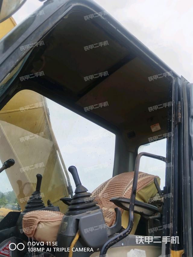 行走控制手柄和踏板?俯拍（駕駛室部分）