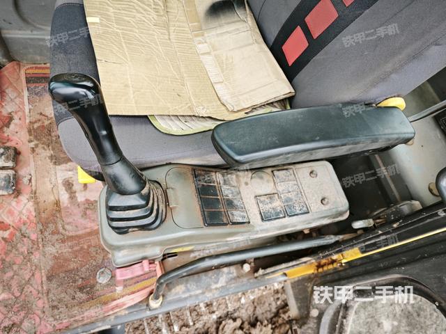 座椅左侧控制台/音响/含左手柄（驾驶室部分）