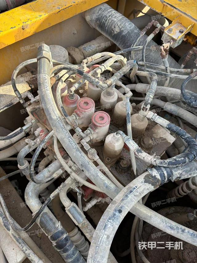 回转马达和主控阀（整机外观）