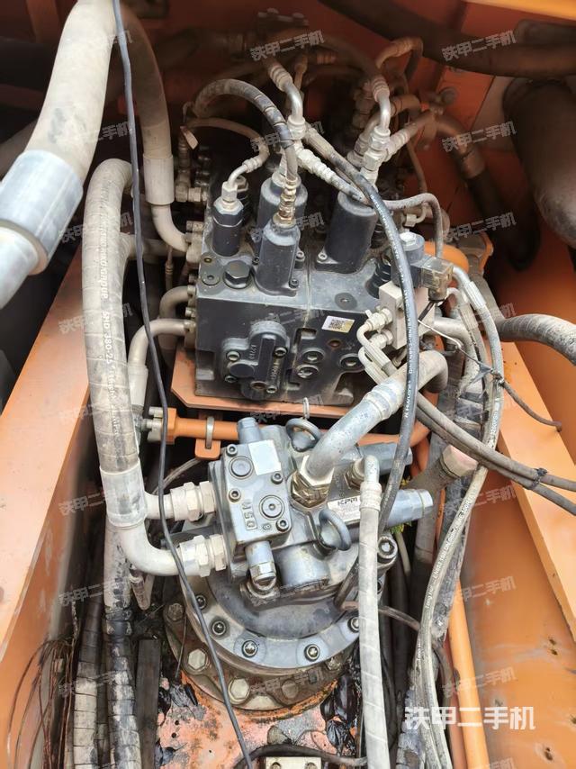 回转马达和主控阀（整机外观）