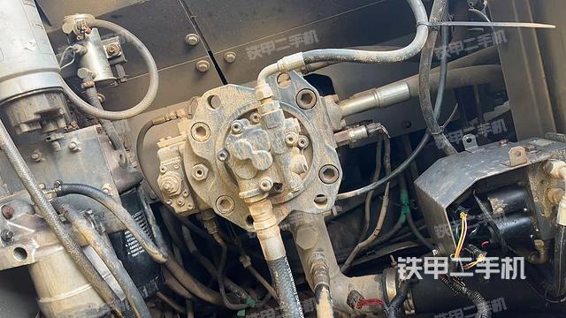 液壓泵艙室正面整體（整機外觀）