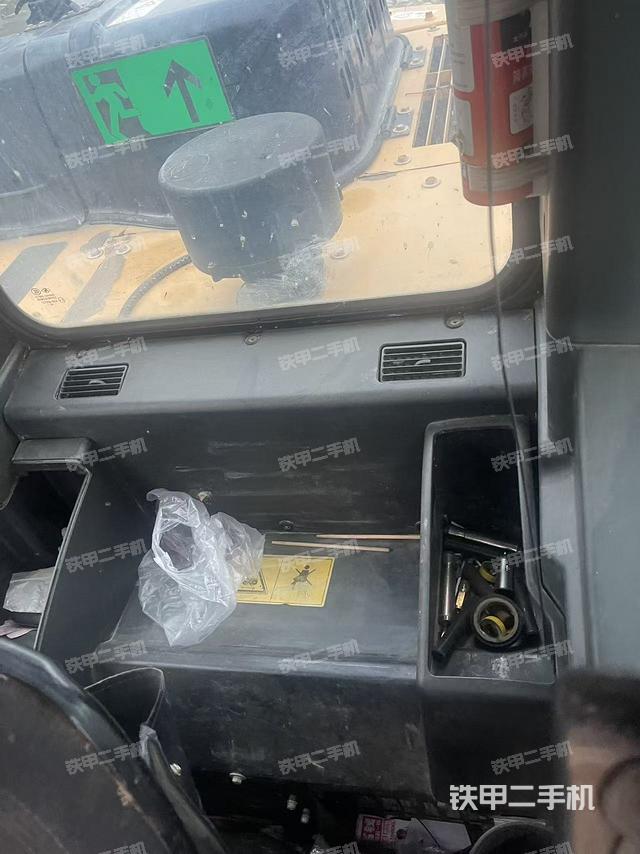 行走控制手柄和踏板 俯拍（驾驶室部分）