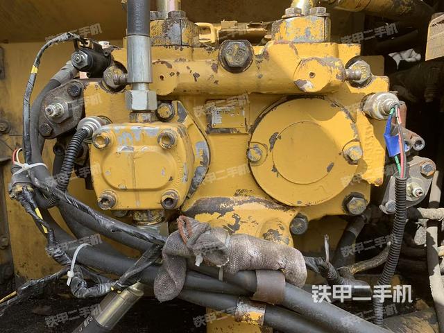 液压泵舱室正面整体（整机外观）