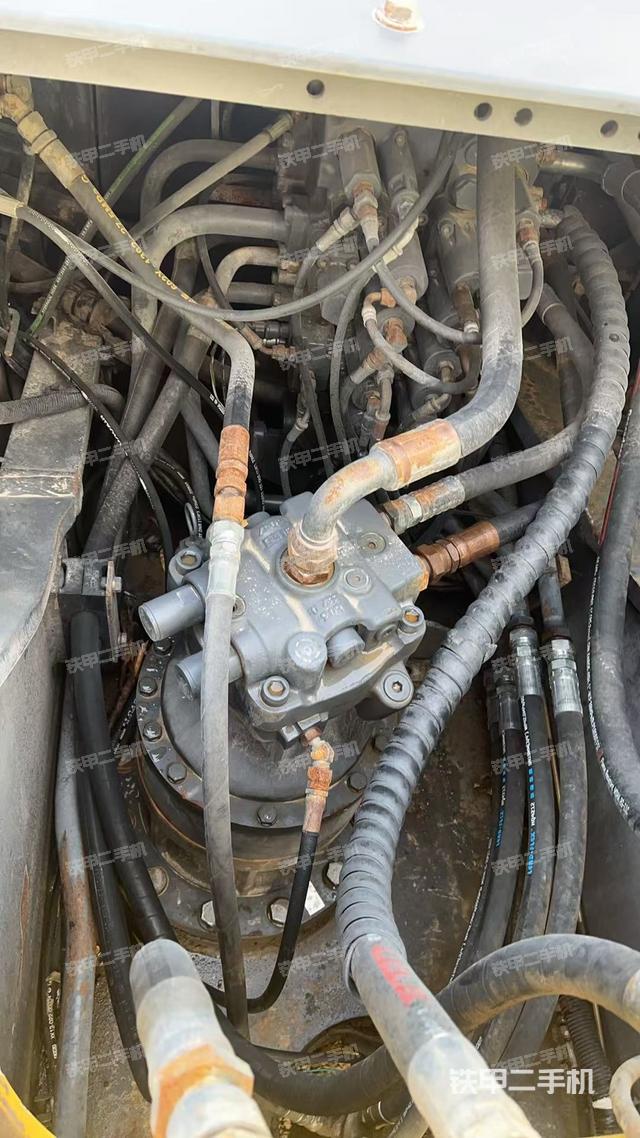 回轉(zhuǎn)馬達(dá)和主控閥（整機(jī)外觀）