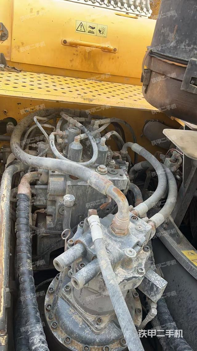 回轉(zhuǎn)馬達(dá)和主控閥（整機(jī)外觀）