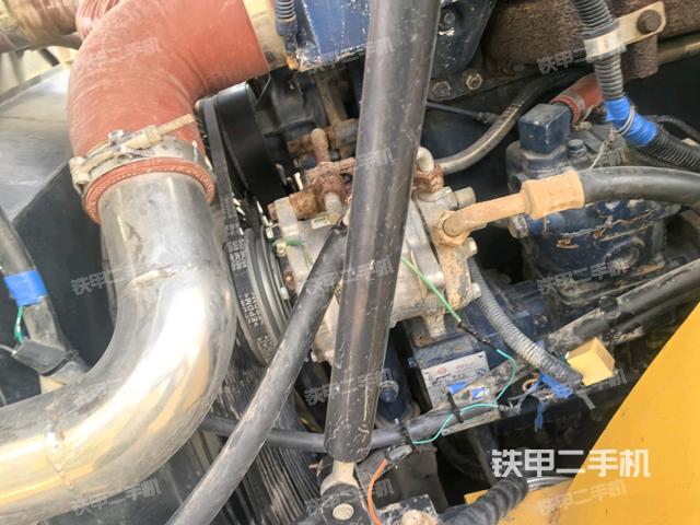 发动机右侧全景（压路机发动机舱）