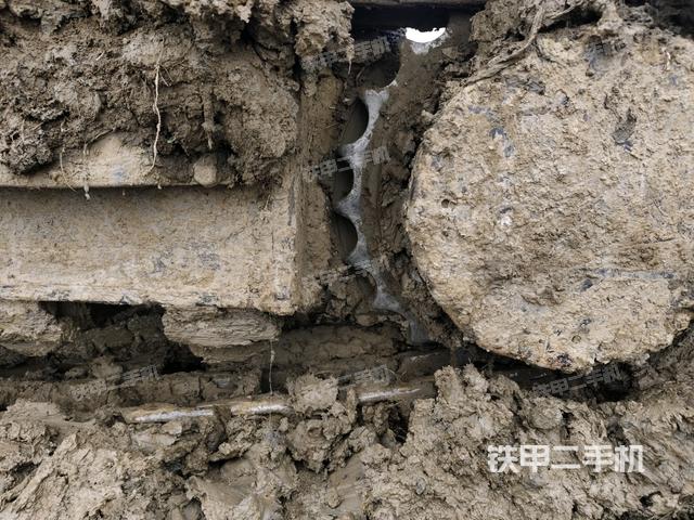 左驅(qū)動輪（行走機構(gòu)）