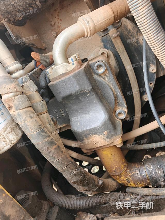 液壓泵艙室正面整體（整機外觀）