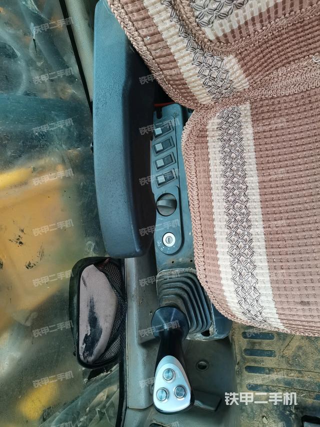 座椅右側(cè)控制臺/鑰匙門/油門/含右手柄（駕駛室部分）