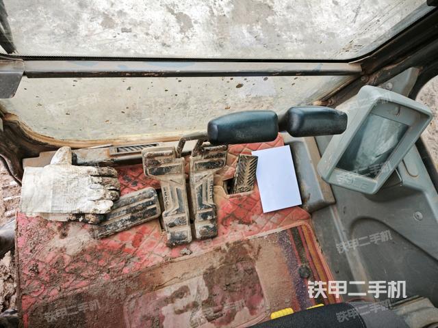 行走控制手柄和踏板 俯拍（驾驶室部分）