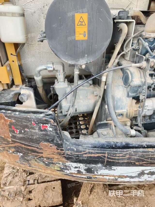 液压泵舱室正面整体（整机外观）