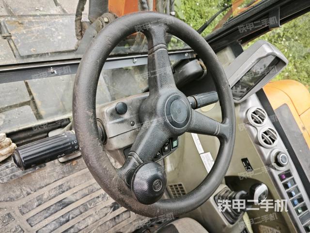 行走控制手柄和踏板 俯拍（驾驶室部分）