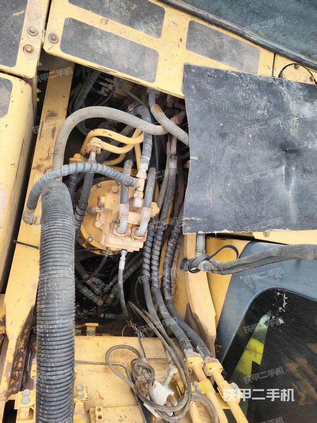 回轉(zhuǎn)馬達(dá)和主控閥（整機(jī)外觀）