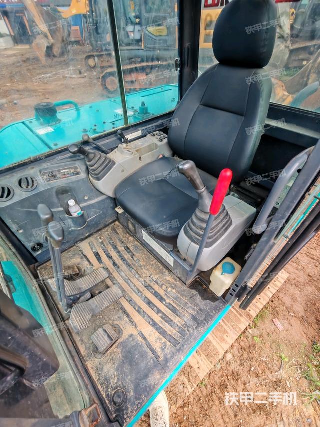 駕駛室整體（整機外觀）