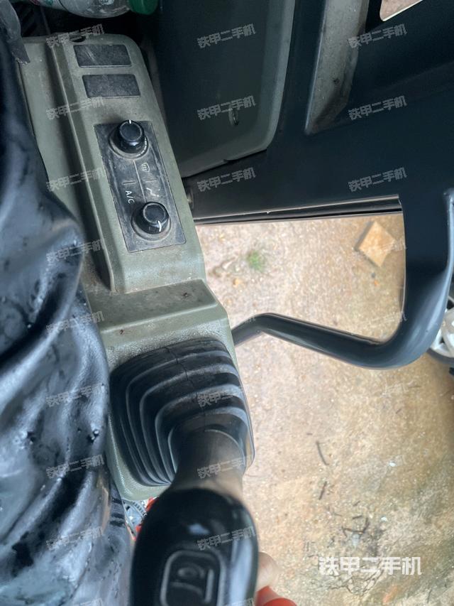 行走控制手柄和踏板 俯拍（驾驶室部分）