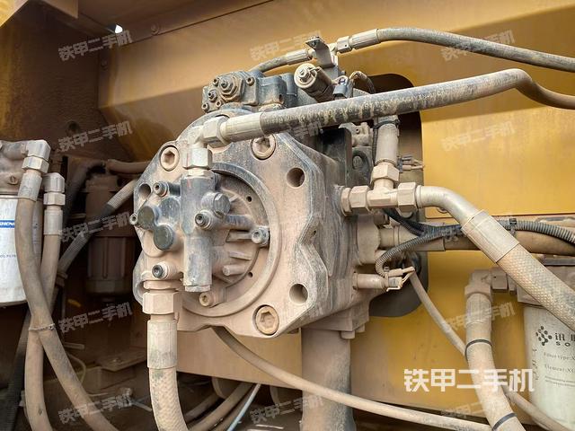 液压泵舱室正面整体（整机外观）