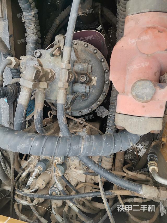 回转马达和主控阀（整机外观）