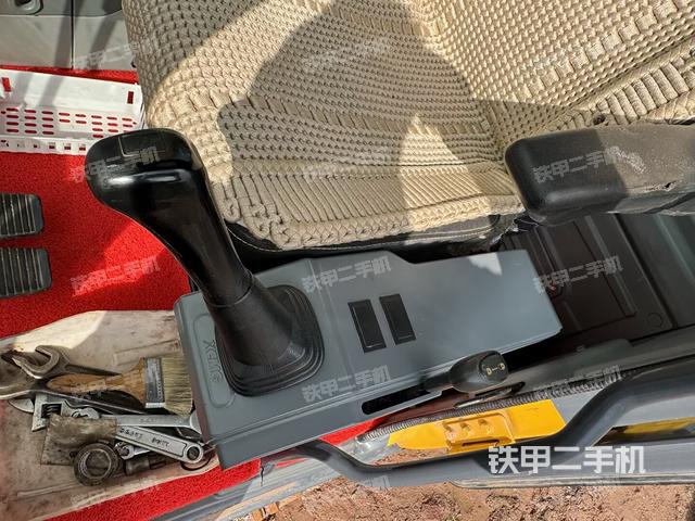 座椅左侧控制台/音响/含左手柄（驾驶室部分）