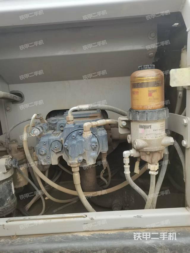 液压泵舱室正面整体（整机外观）